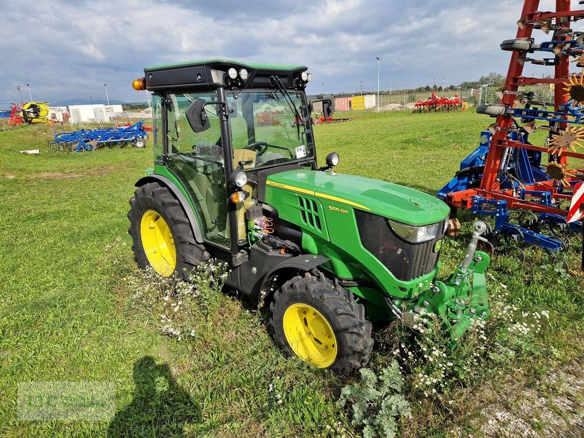 Schmalspurtraktor des Typs John Deere 5105GN, Neumaschine in Eggendorf (Bild 2)