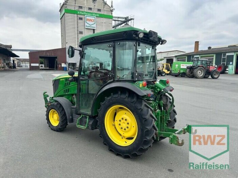 Schmalspurtraktor des Typs John Deere JD 5105 GN, Gebrauchtmaschine in Riedstadt-Wolfskehlen (Bild 3)