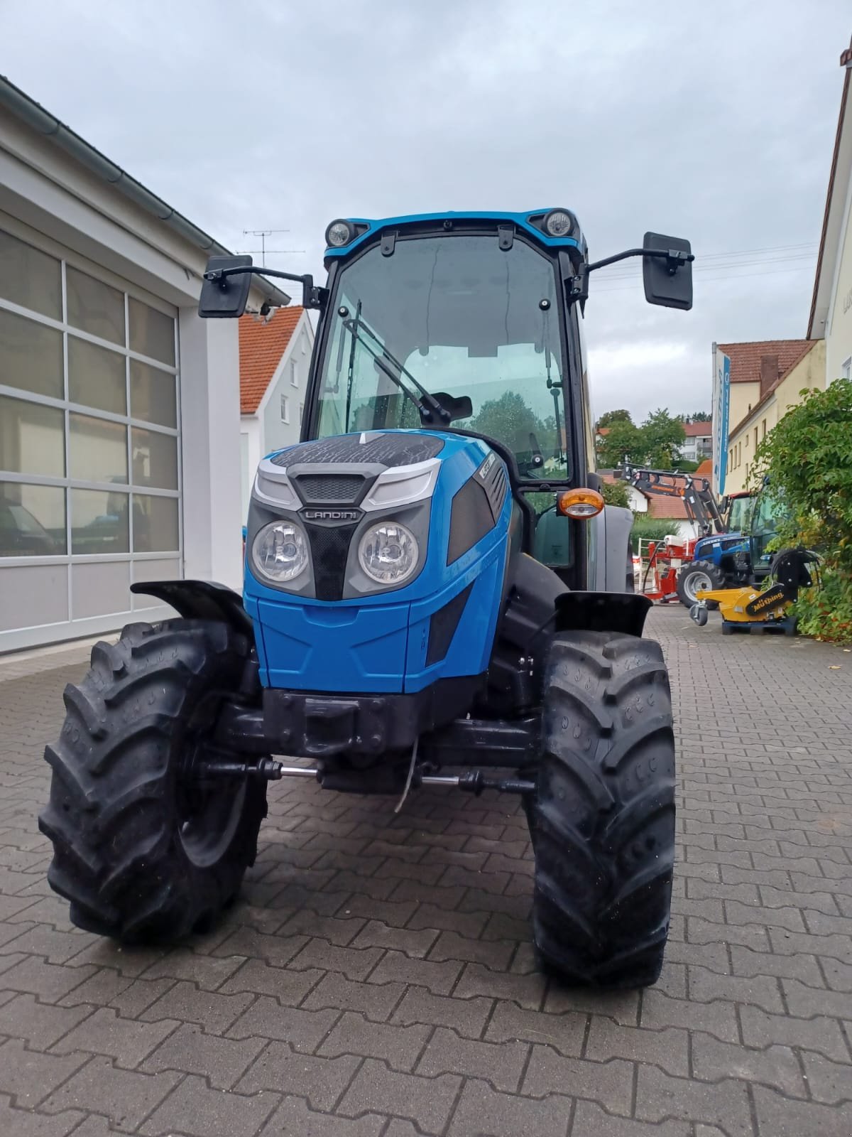 Schmalspurtraktor des Typs Landini 2-055, Neumaschine in Au/Hallertau (Bild 1)