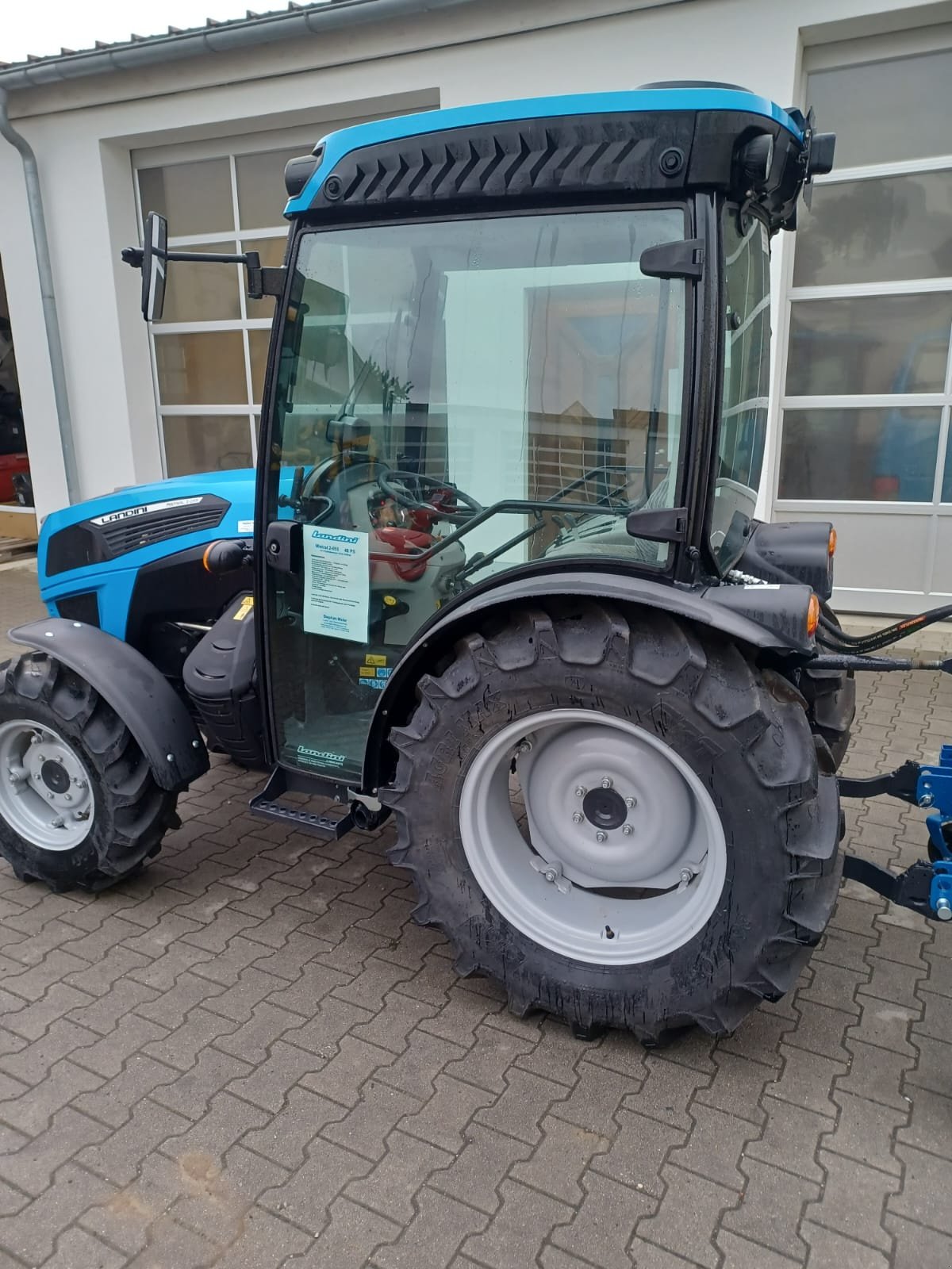 Schmalspurtraktor des Typs Landini 2-055, Neumaschine in Au/Hallertau (Bild 2)