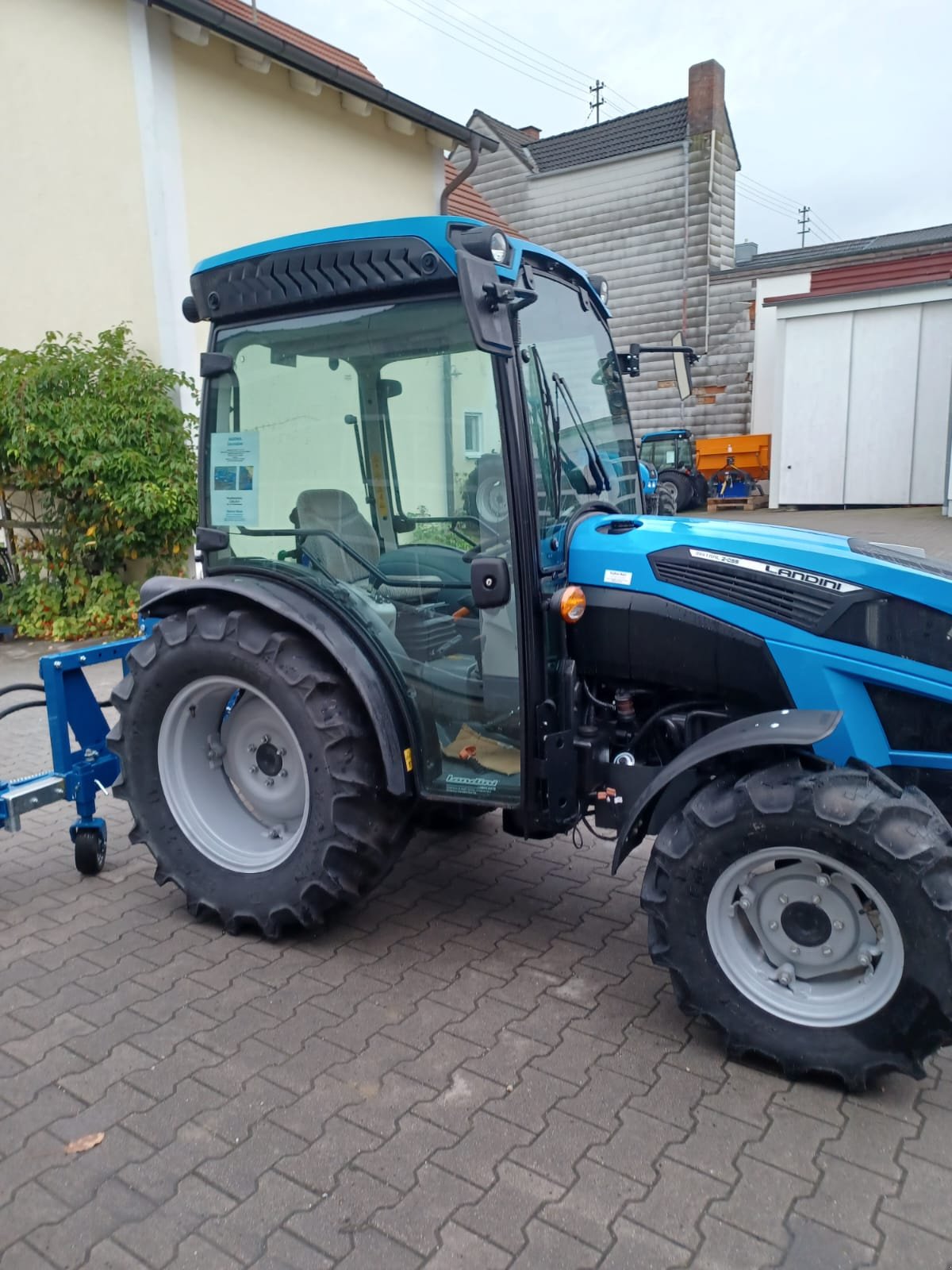 Schmalspurtraktor des Typs Landini 2-055, Neumaschine in Au/Hallertau (Bild 3)