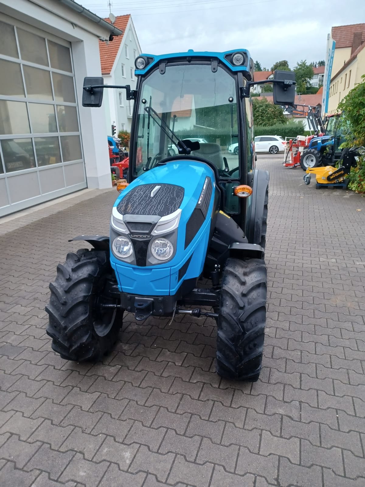 Schmalspurtraktor des Typs Landini 2-055, Neumaschine in Au/Hallertau (Bild 4)