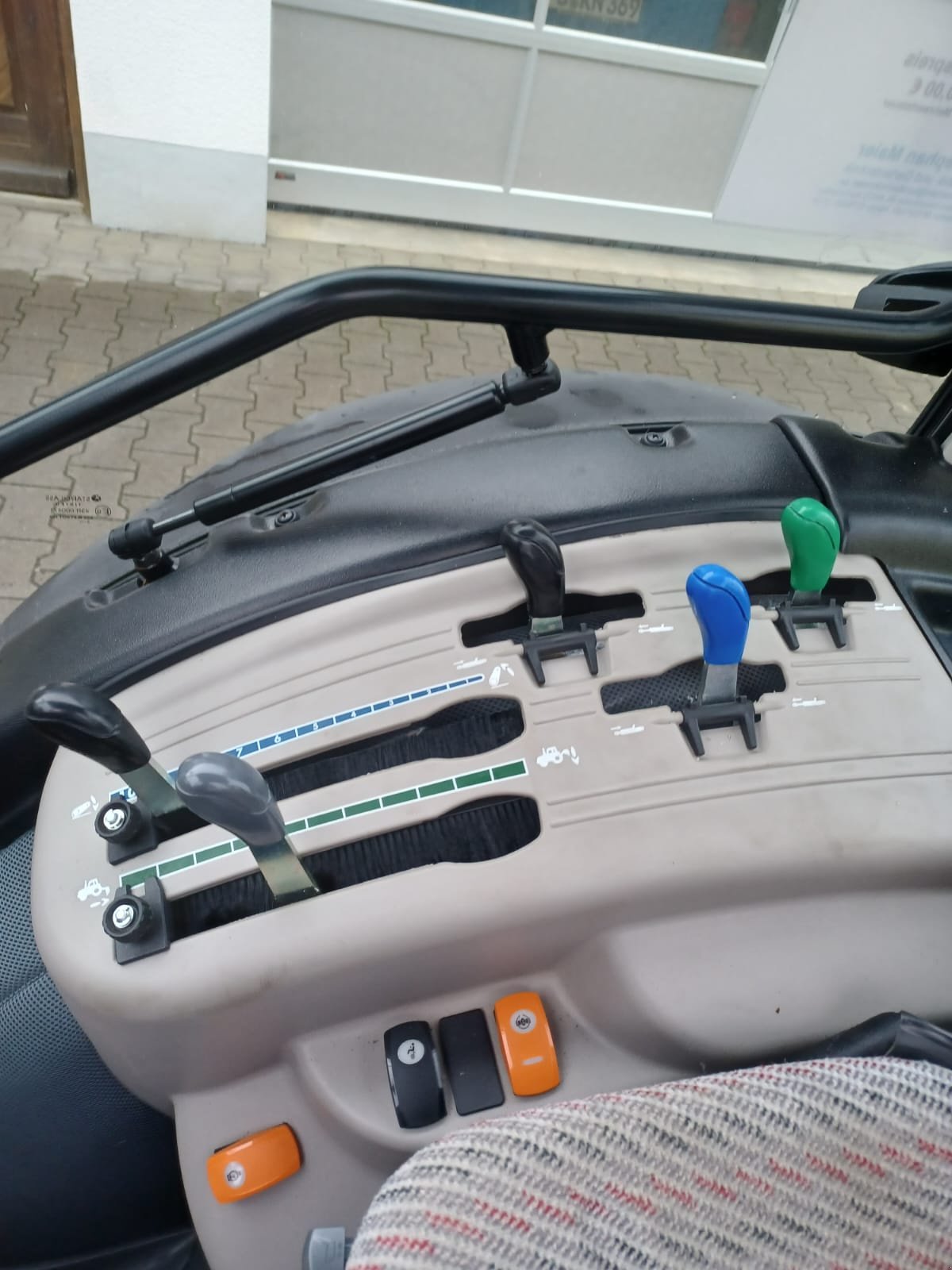 Schmalspurtraktor des Typs Landini 2-055, Neumaschine in Au/Hallertau (Bild 5)