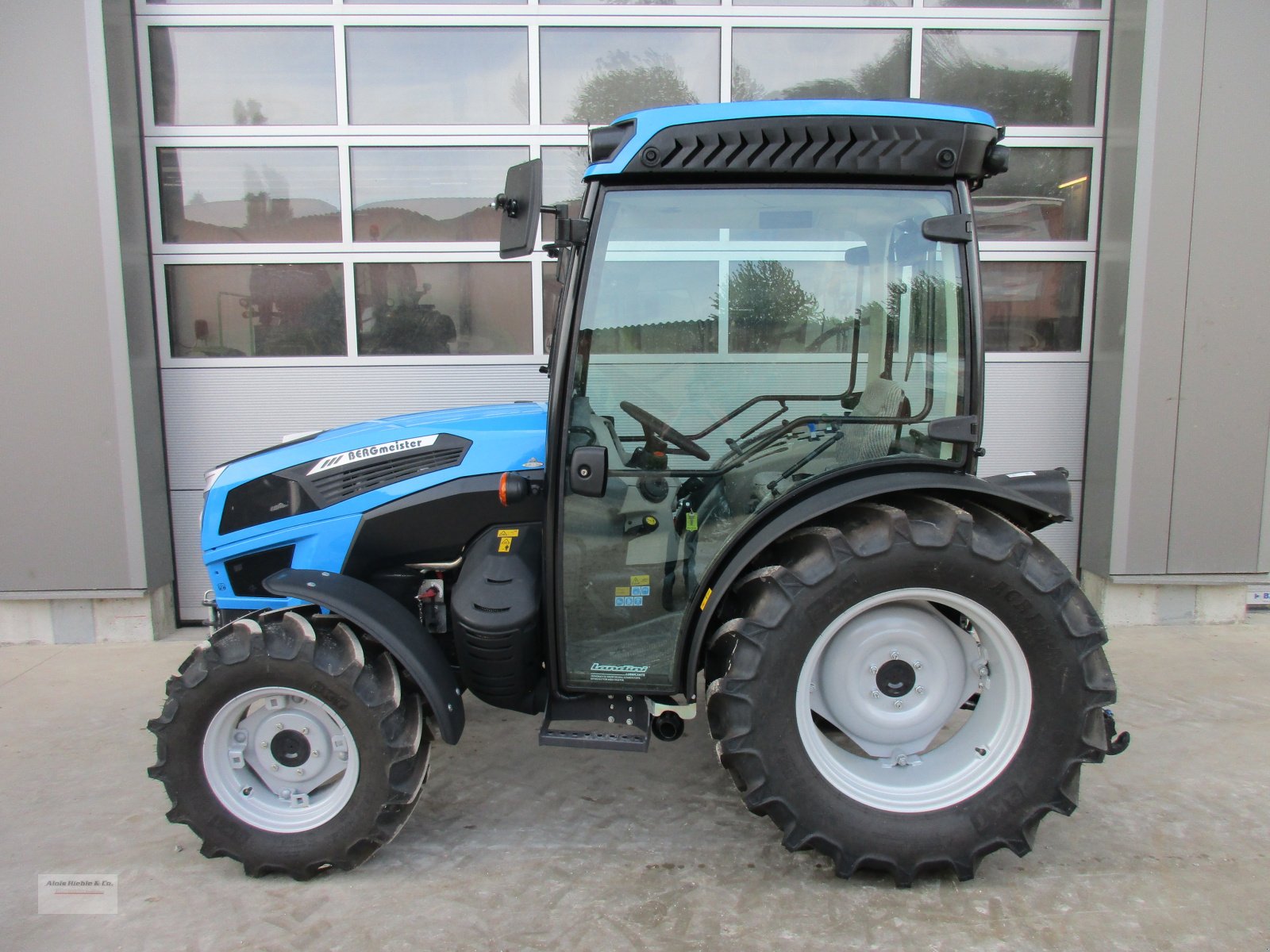 Schmalspurtraktor des Typs Landini Mistral 2-055, Neumaschine in Tapfheim (Bild 1)