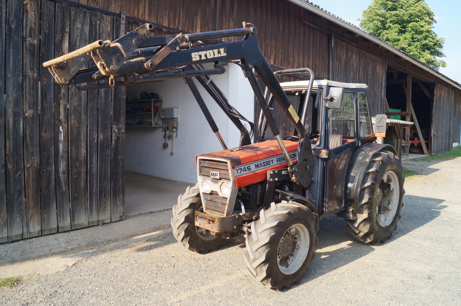 Schmalspurtraktor des Typs Massey Ferguson 174 S, Gebrauchtmaschine in Weiden (Bild 1)