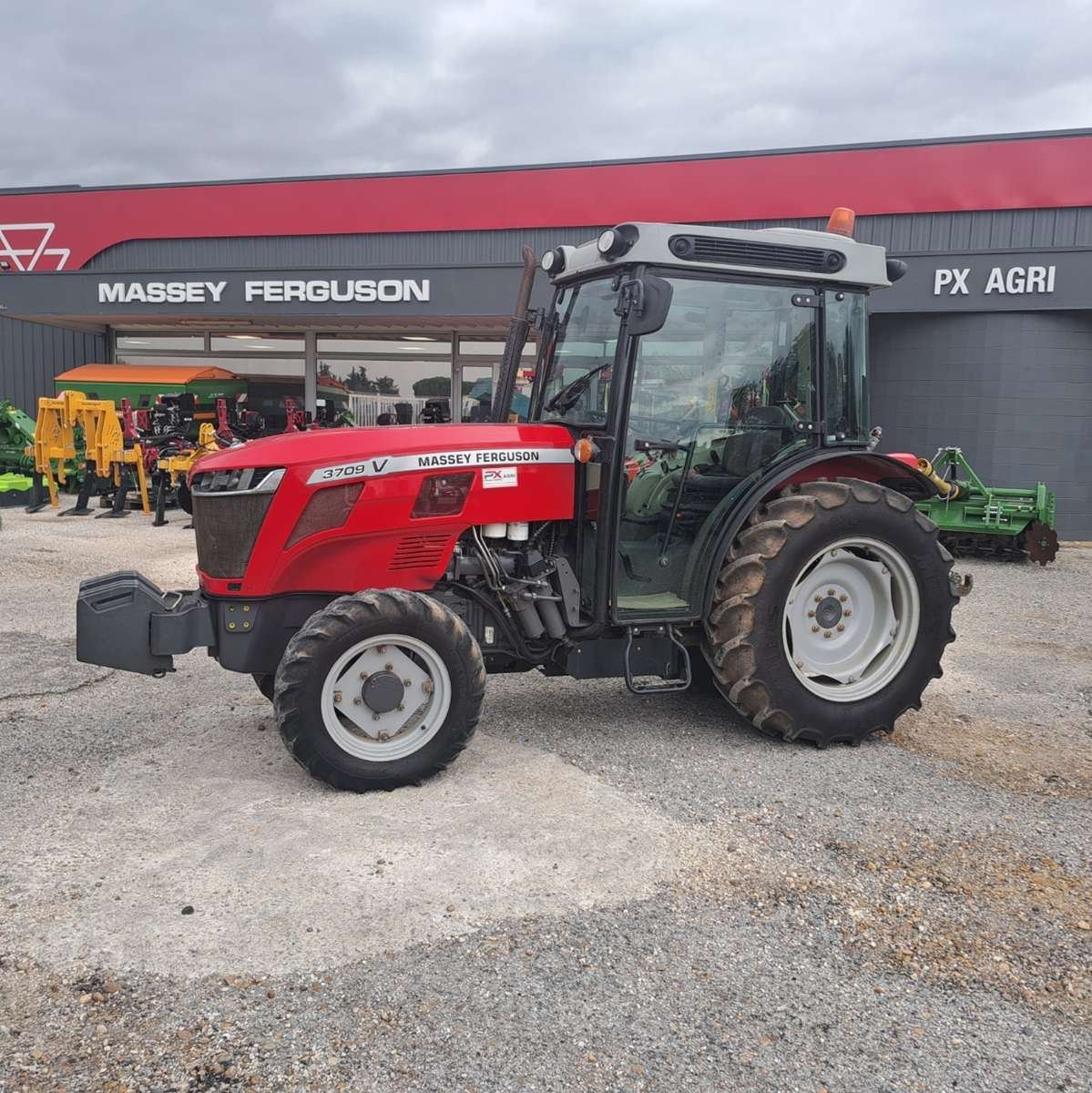 Schmalspurtraktor des Typs Massey Ferguson 3709VESS, Gebrauchtmaschine in UCHAUD (Bild 1)