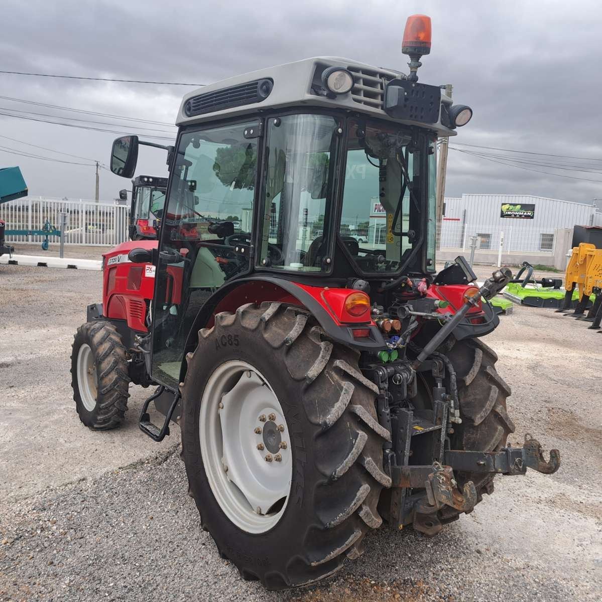 Schmalspurtraktor des Typs Massey Ferguson 3709VESS, Gebrauchtmaschine in UCHAUD (Bild 7)