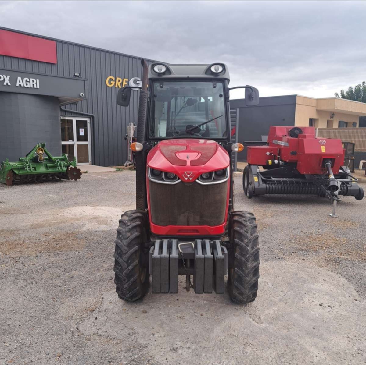 Schmalspurtraktor des Typs Massey Ferguson 3709VESS, Gebrauchtmaschine in UCHAUD (Bild 2)