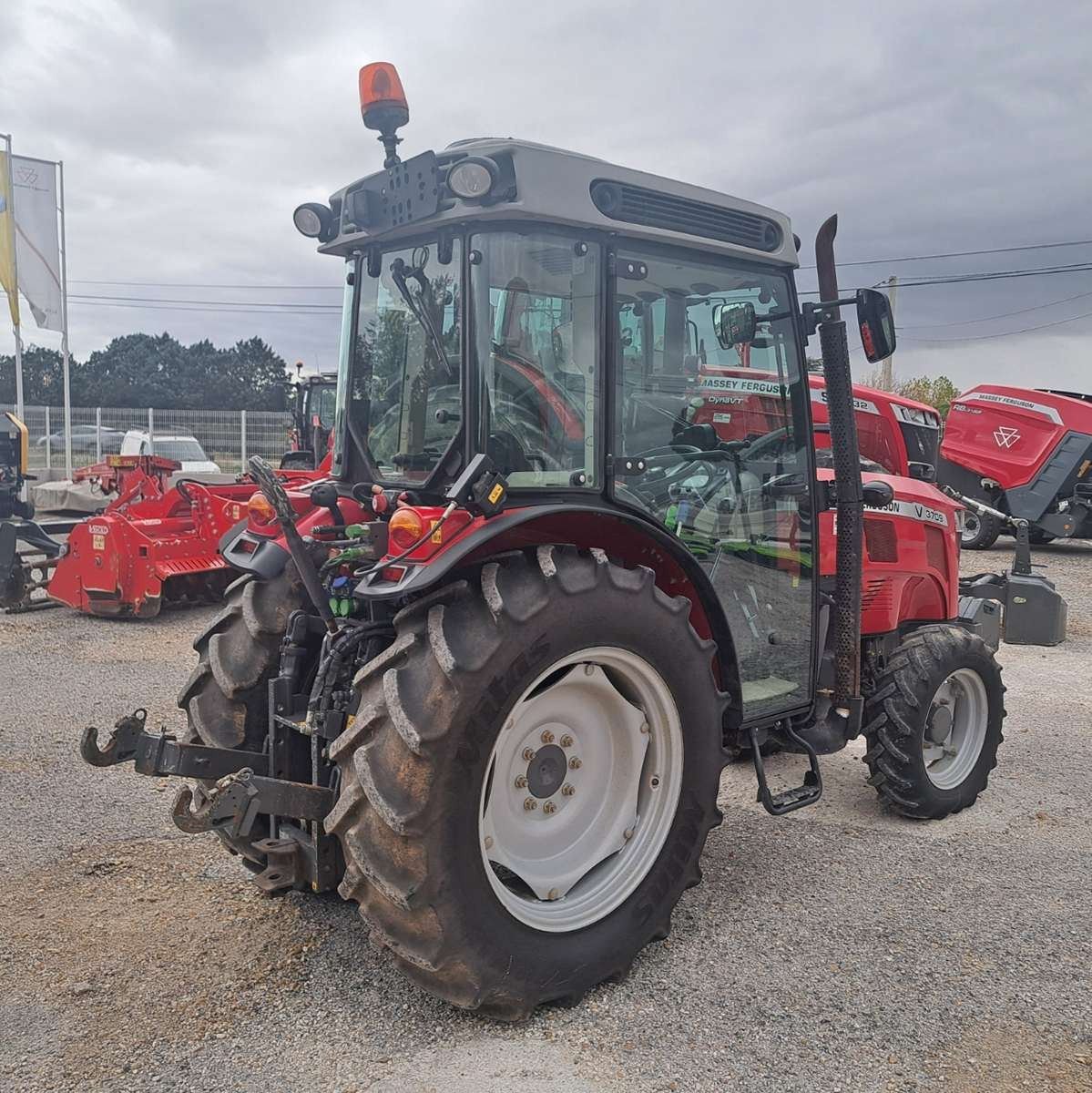 Schmalspurtraktor des Typs Massey Ferguson 3709VESS, Gebrauchtmaschine in UCHAUD (Bild 4)