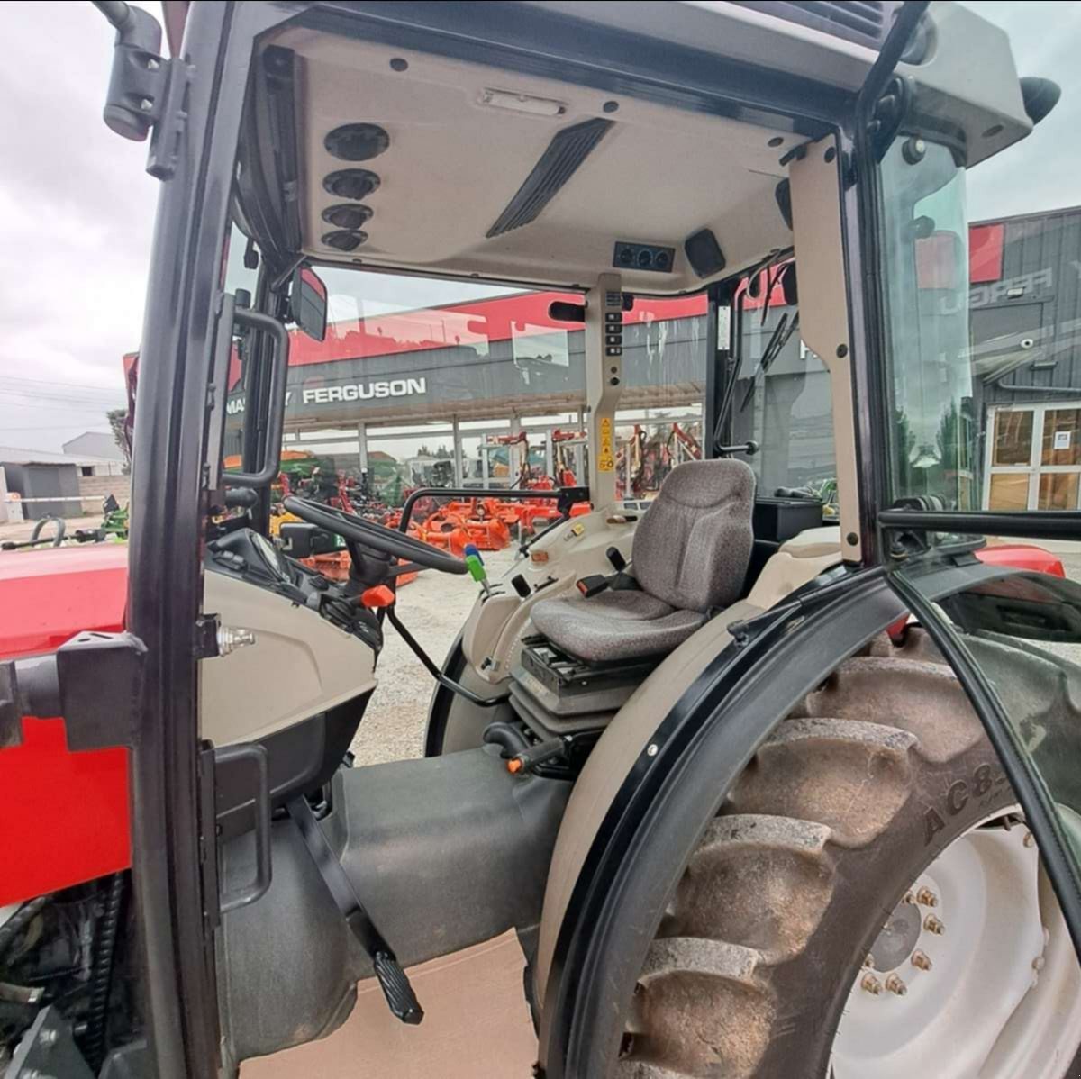 Schmalspurtraktor des Typs Massey Ferguson 3709VESS, Gebrauchtmaschine in UCHAUD (Bild 8)