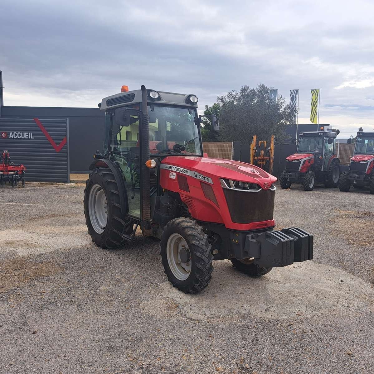 Schmalspurtraktor des Typs Massey Ferguson 3709VESS, Gebrauchtmaschine in UCHAUD (Bild 3)