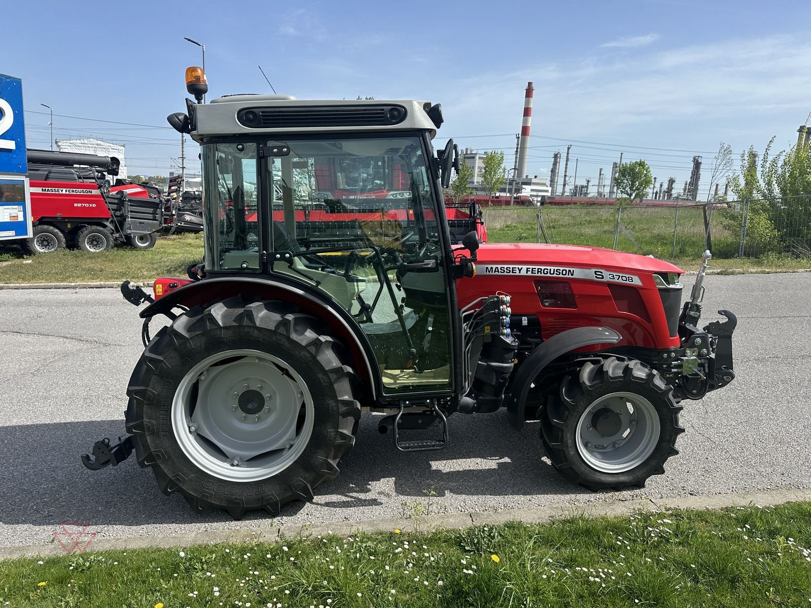Schmalspurtraktor typu Massey Ferguson MF 3708, Vorführmaschine v Schwechat (Obrázek 8)