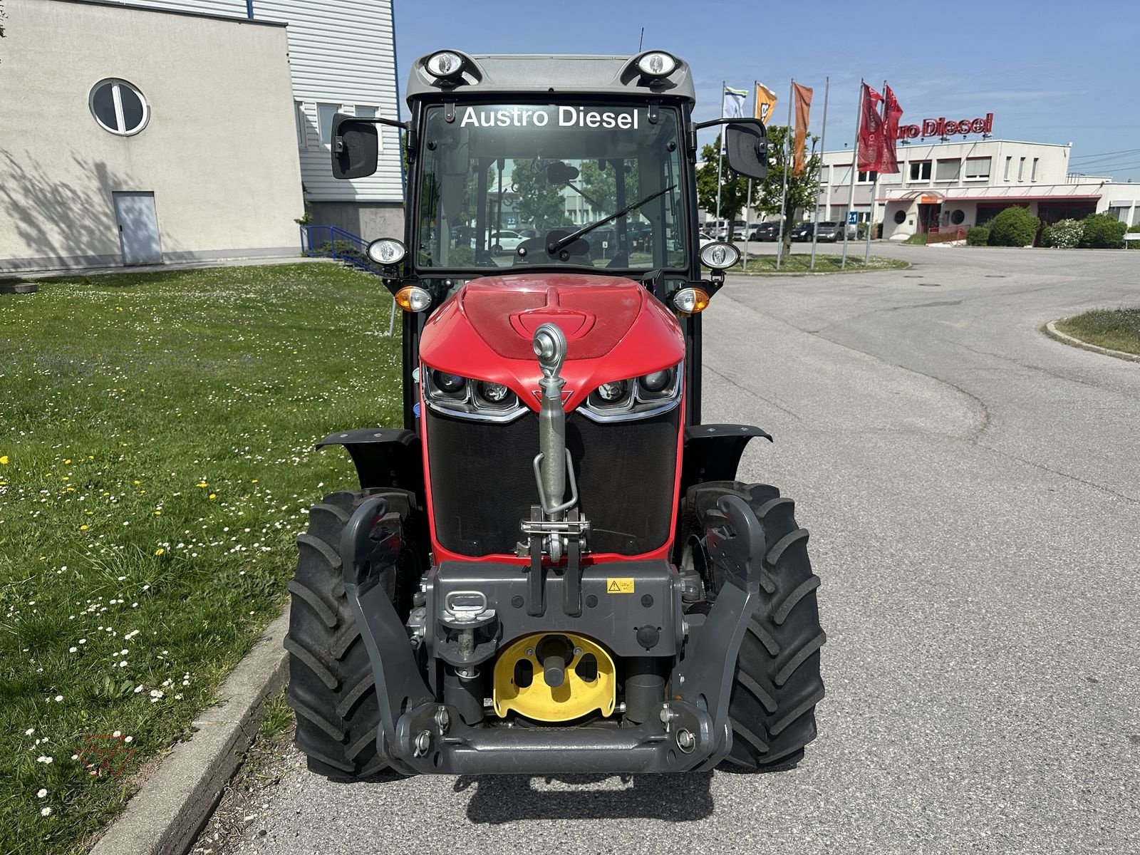 Schmalspurtraktor typu Massey Ferguson MF 3708, Vorführmaschine v Schwechat (Obrázek 2)