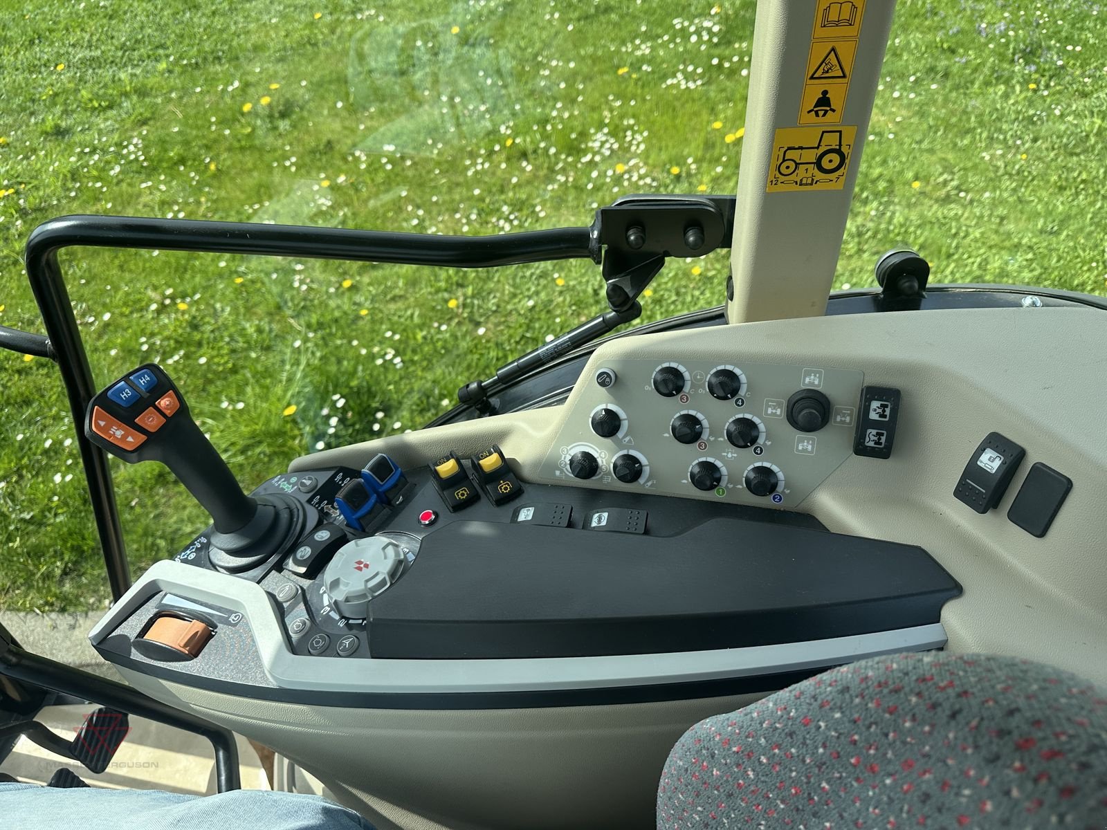 Schmalspurtraktor typu Massey Ferguson MF 3708, Vorführmaschine v Schwechat (Obrázek 12)