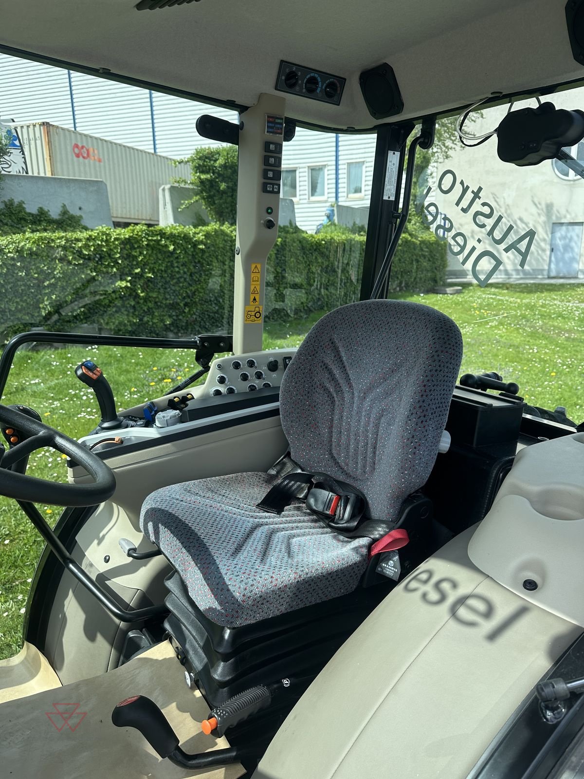 Schmalspurtraktor typu Massey Ferguson MF 3708, Vorführmaschine v Schwechat (Obrázek 10)