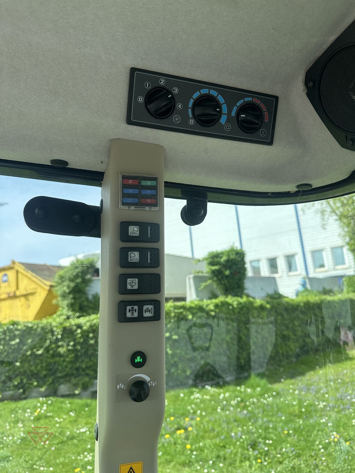 Schmalspurtraktor typu Massey Ferguson MF 3708, Vorführmaschine v Schwechat (Obrázek 13)