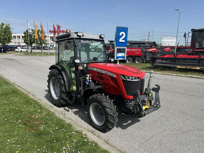 Schmalspurtraktor typu Massey Ferguson MF 3708, Vorführmaschine v Schwechat (Obrázek 1)