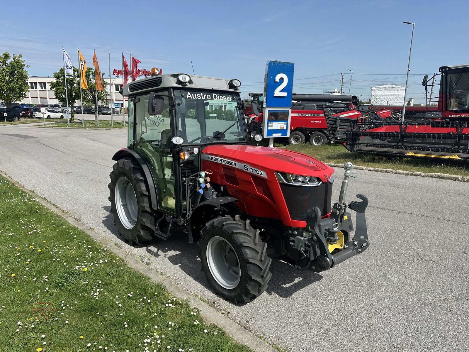Schmalspurtraktor typu Massey Ferguson MF 3708, Vorführmaschine v Schwechat (Obrázek 9)