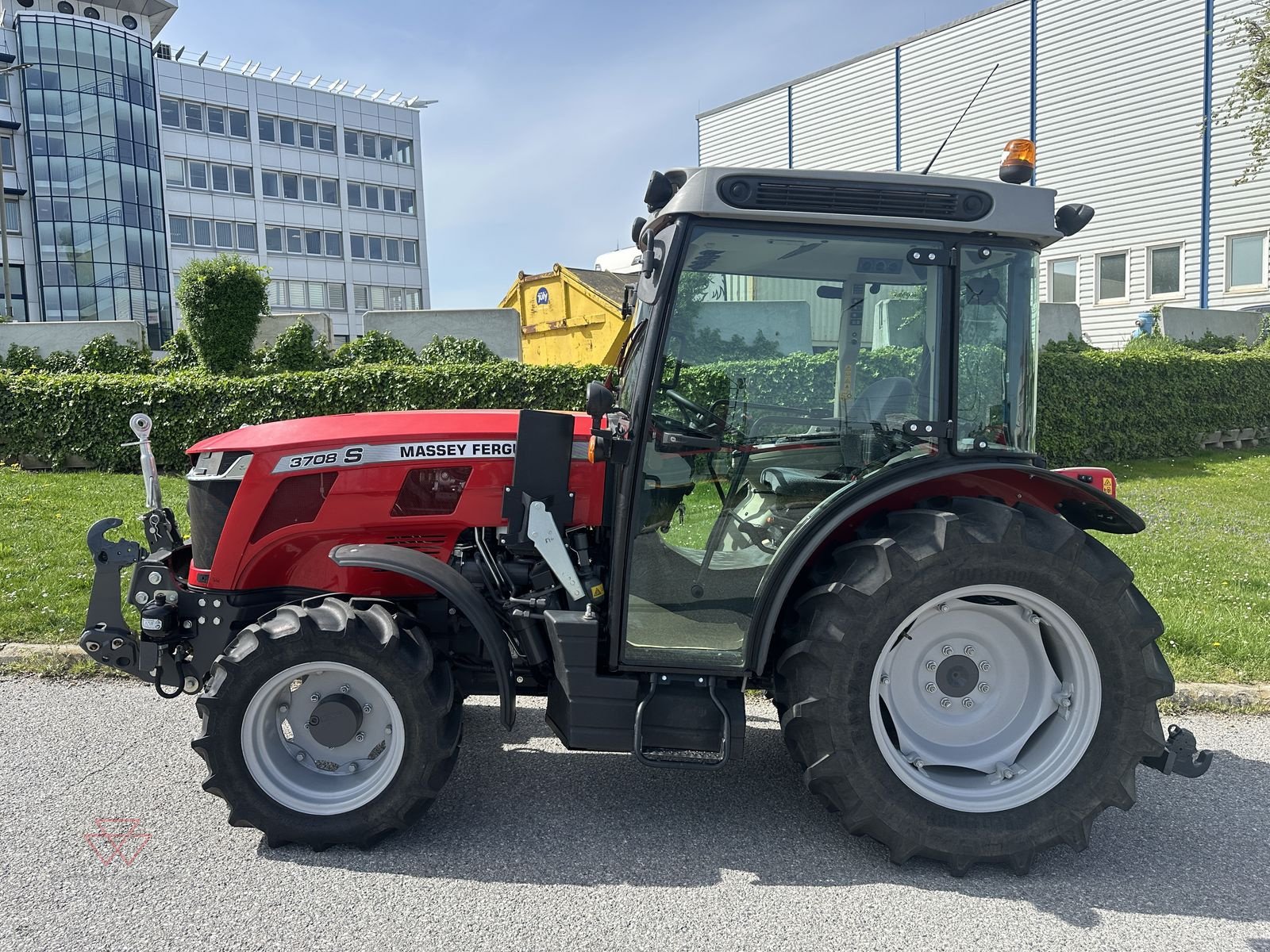 Schmalspurtraktor typu Massey Ferguson MF 3708, Vorführmaschine v Schwechat (Obrázek 3)