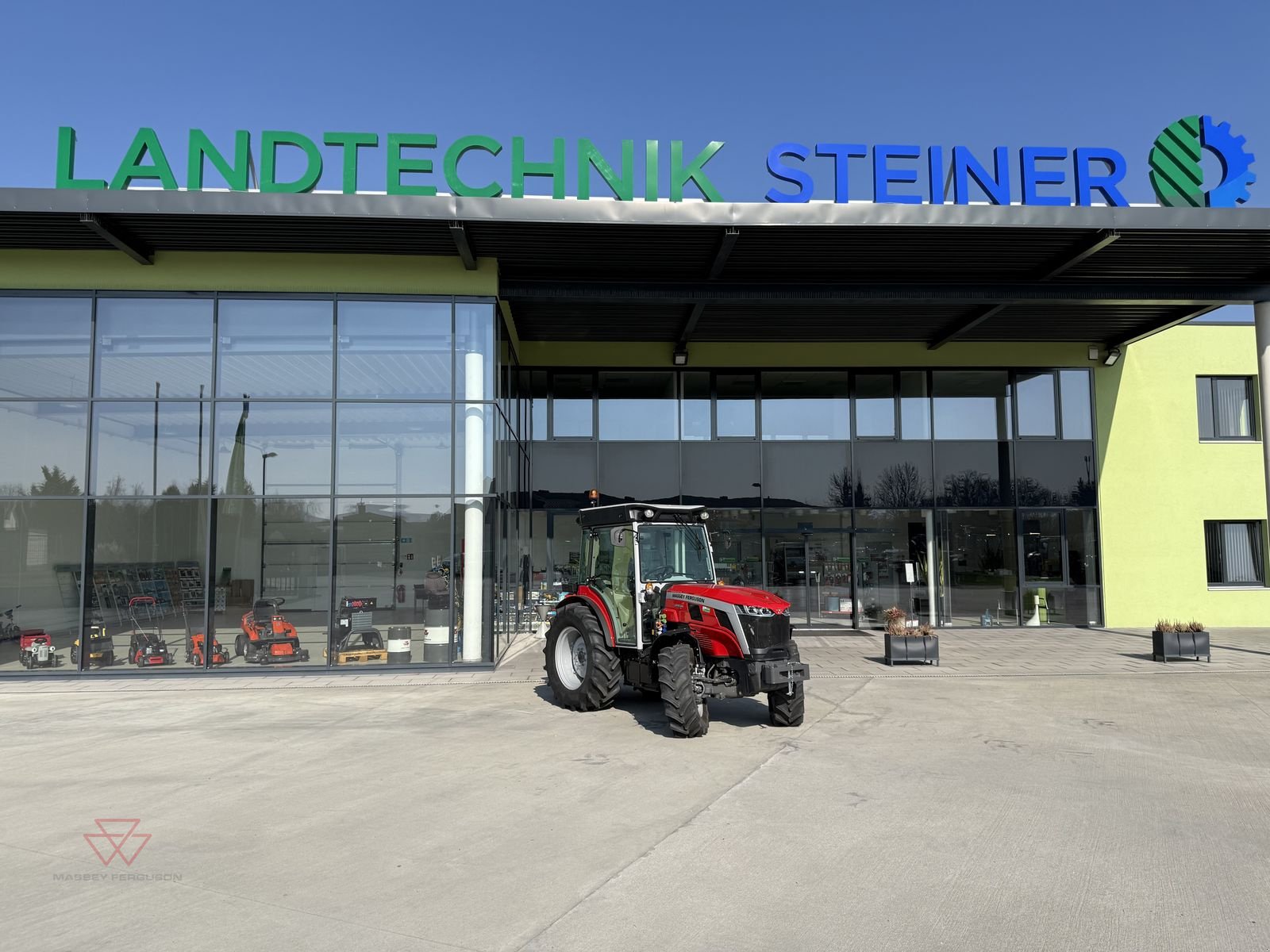 Schmalspurtraktor van het type Massey Ferguson MF 3FR.85, Vorführmaschine in Schwechat (Foto 2)