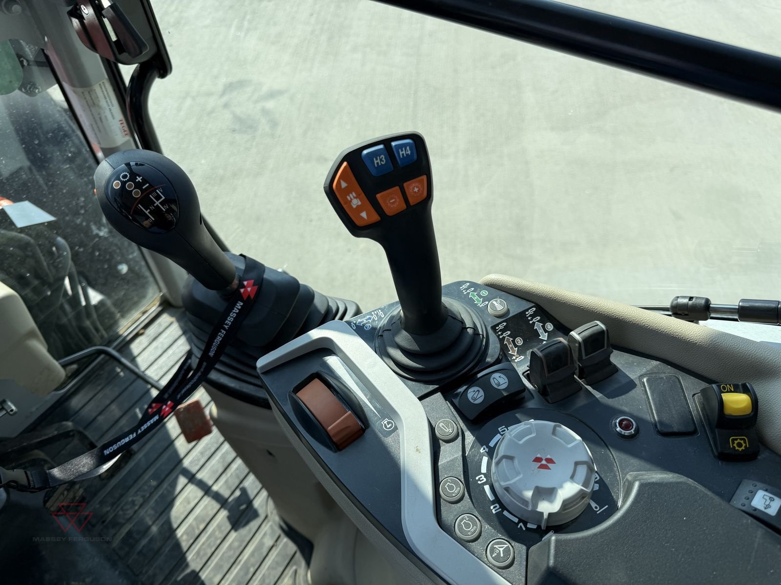 Schmalspurtraktor van het type Massey Ferguson MF 3FR.85, Vorführmaschine in Schwechat (Foto 16)