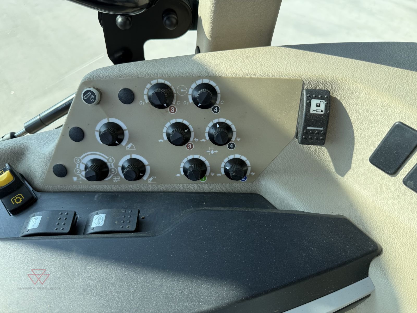 Schmalspurtraktor van het type Massey Ferguson MF 3FR.85, Vorführmaschine in Schwechat (Foto 17)