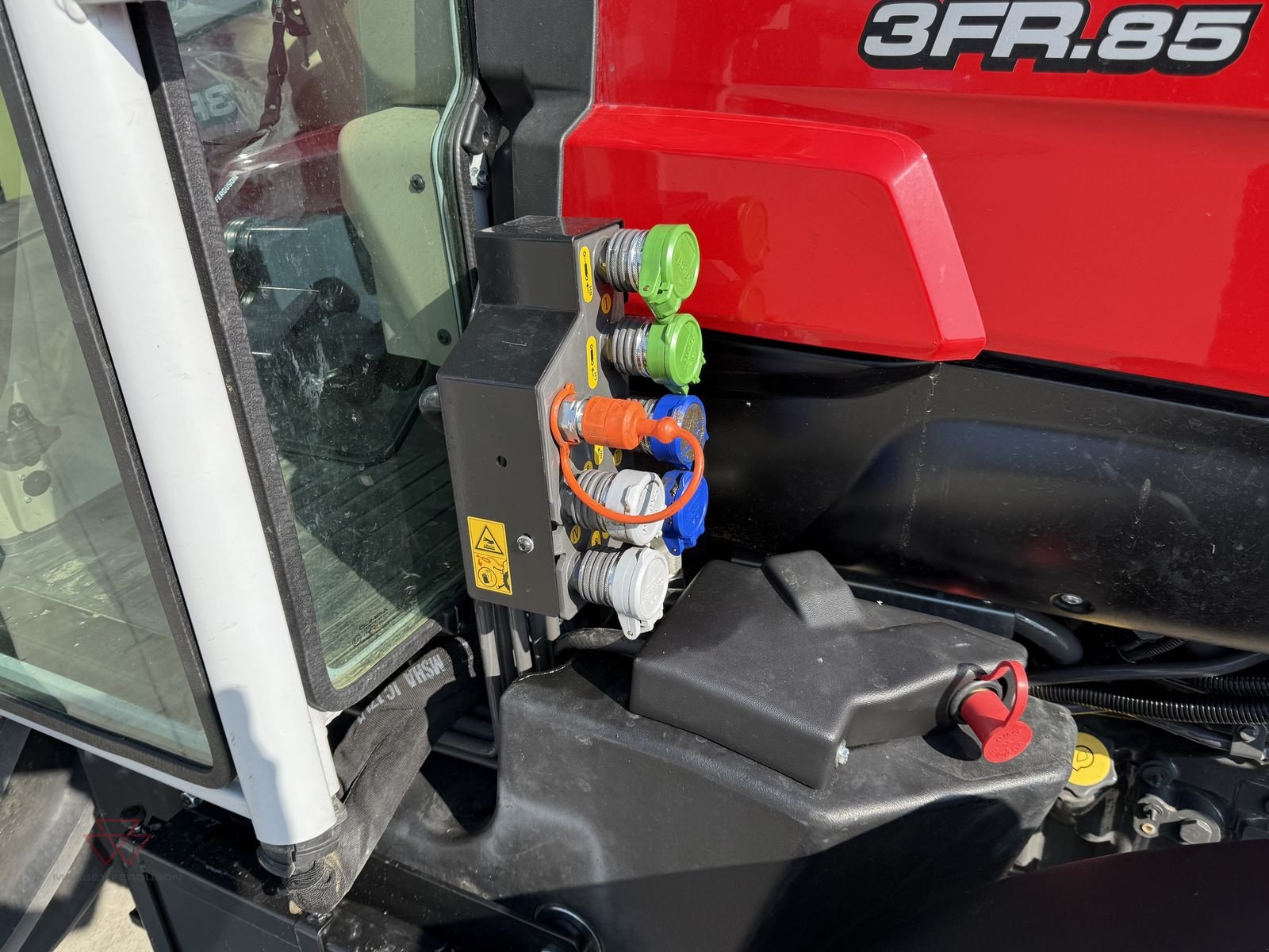 Schmalspurtraktor van het type Massey Ferguson MF 3FR.85, Vorführmaschine in Schwechat (Foto 4)