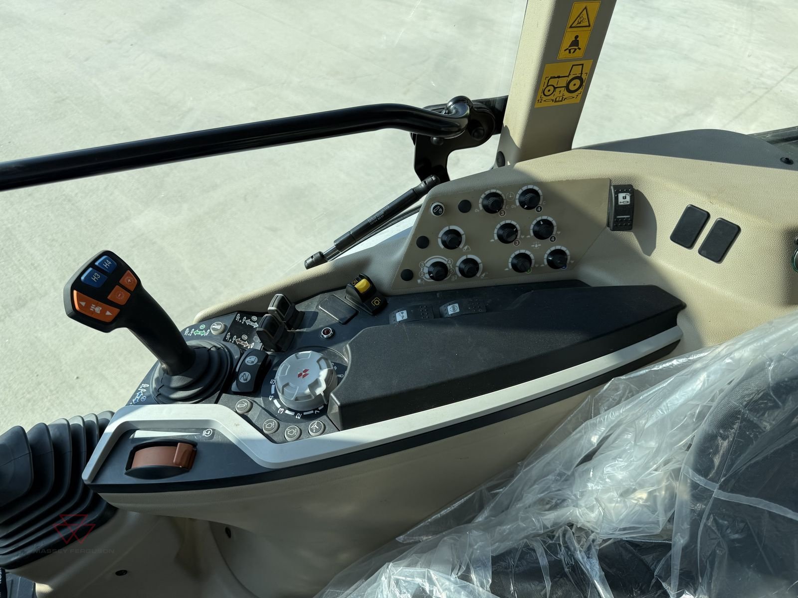 Schmalspurtraktor van het type Massey Ferguson MF 3FR.85, Vorführmaschine in Schwechat (Foto 15)