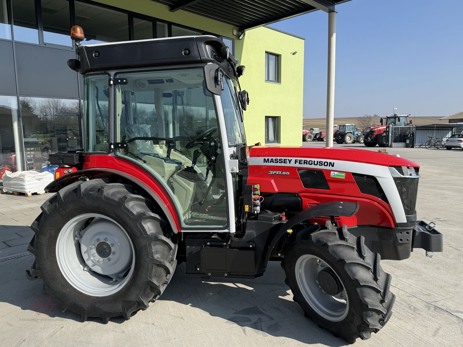 Schmalspurtraktor van het type Massey Ferguson MF 3FR.85, Vorführmaschine in Schwechat (Foto 3)