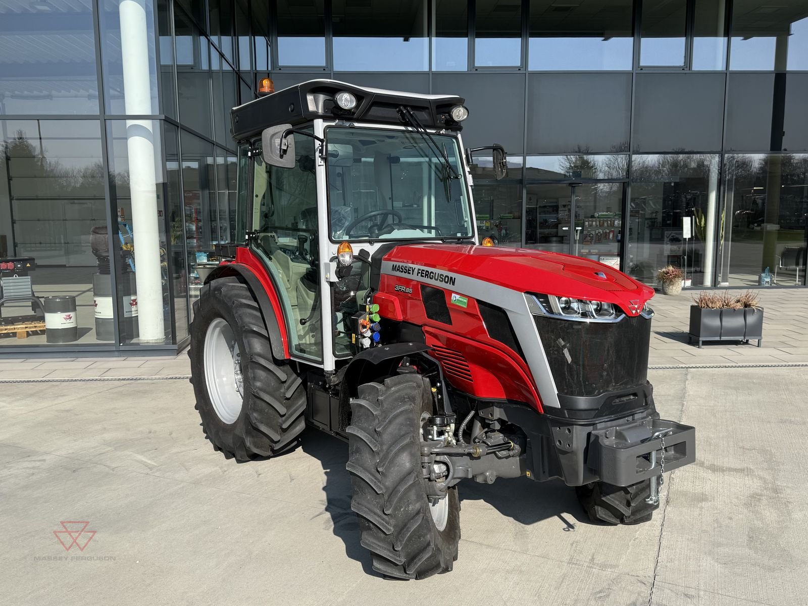 Schmalspurtraktor van het type Massey Ferguson MF 3FR.85, Vorführmaschine in Schwechat (Foto 1)