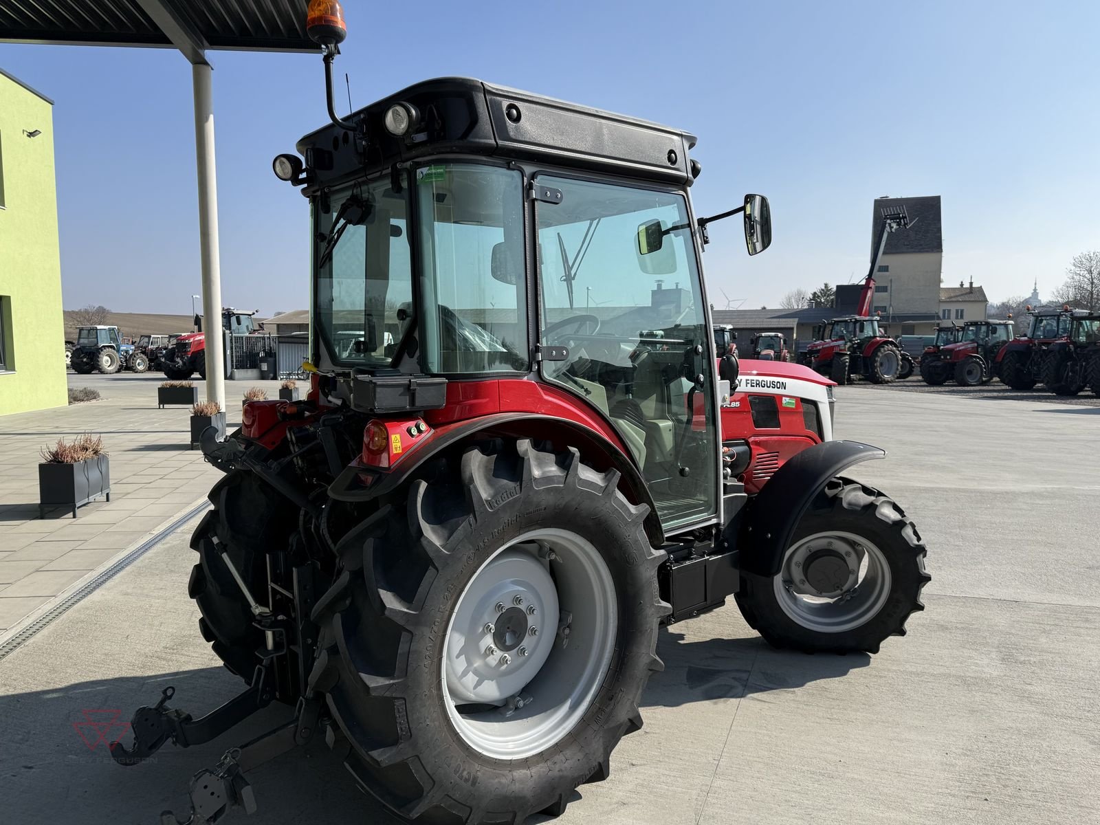 Schmalspurtraktor van het type Massey Ferguson MF 3FR.85, Vorführmaschine in Schwechat (Foto 5)