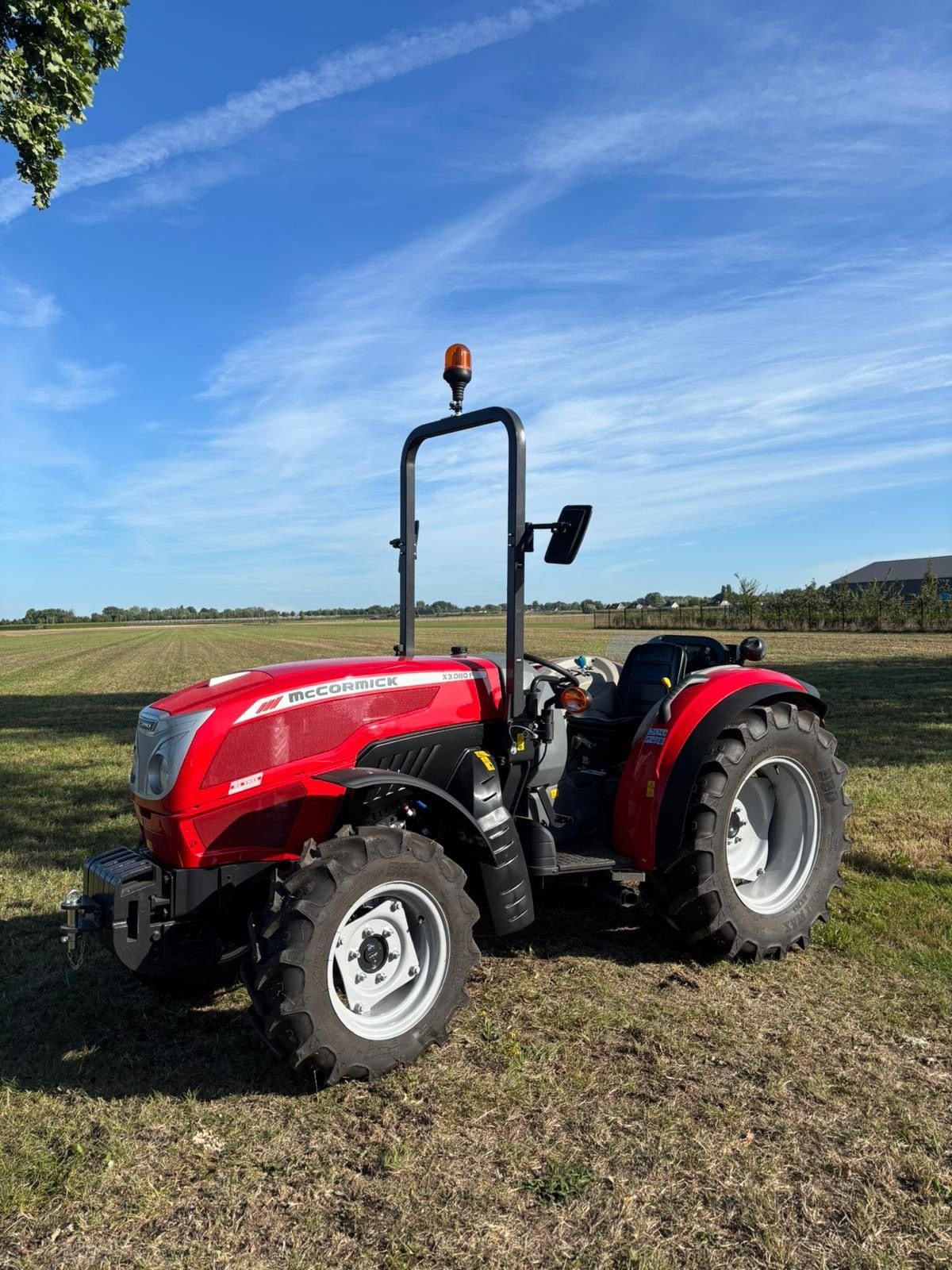 Schmalspurtraktor des Typs McCormick -, Gebrauchtmaschine in Wadenoijen (Bild 1)
