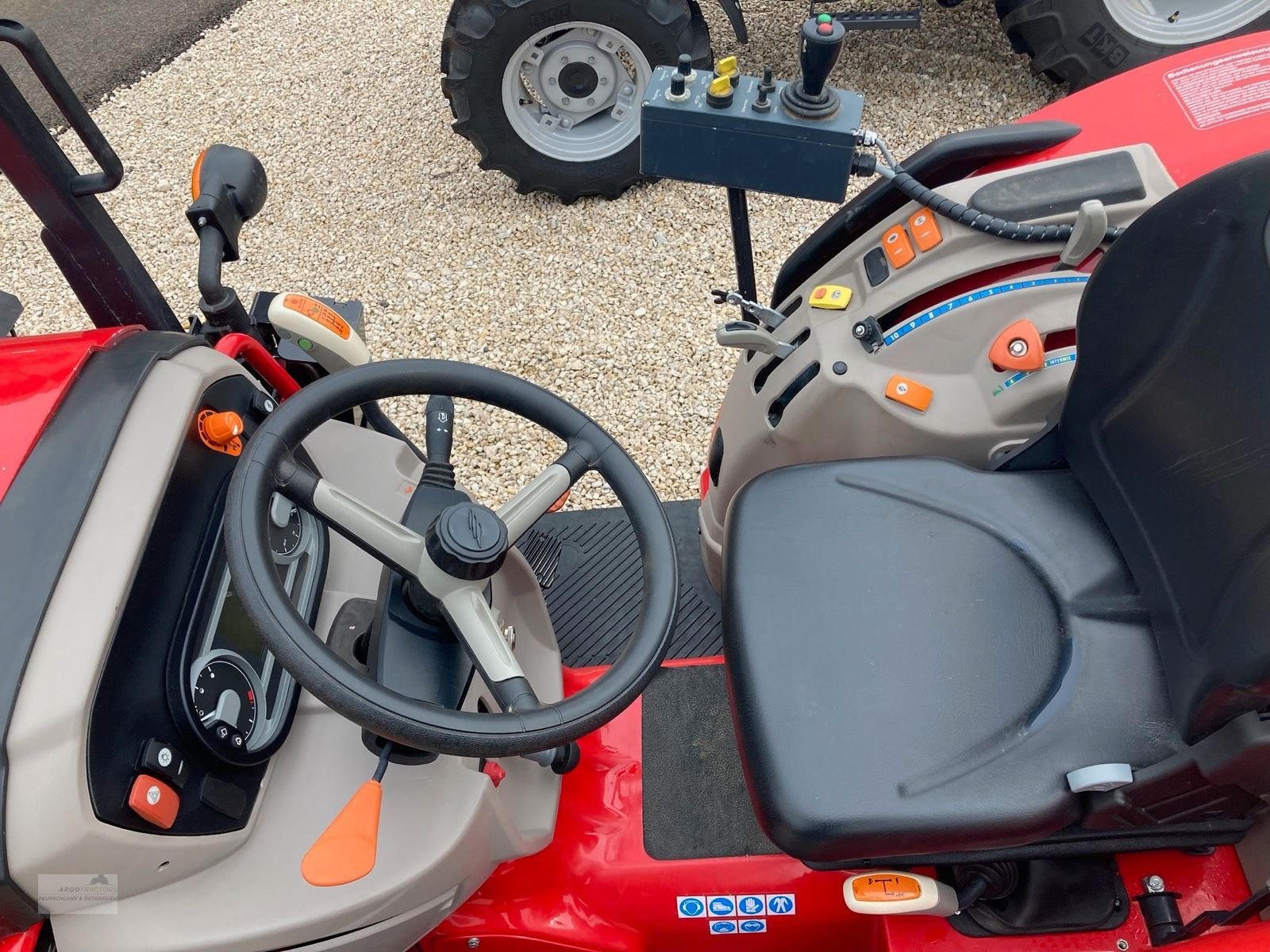 Schmalspurtraktor des Typs McCormick X4.50 F, Gebrauchtmaschine in Burgoberbach (Bild 5)