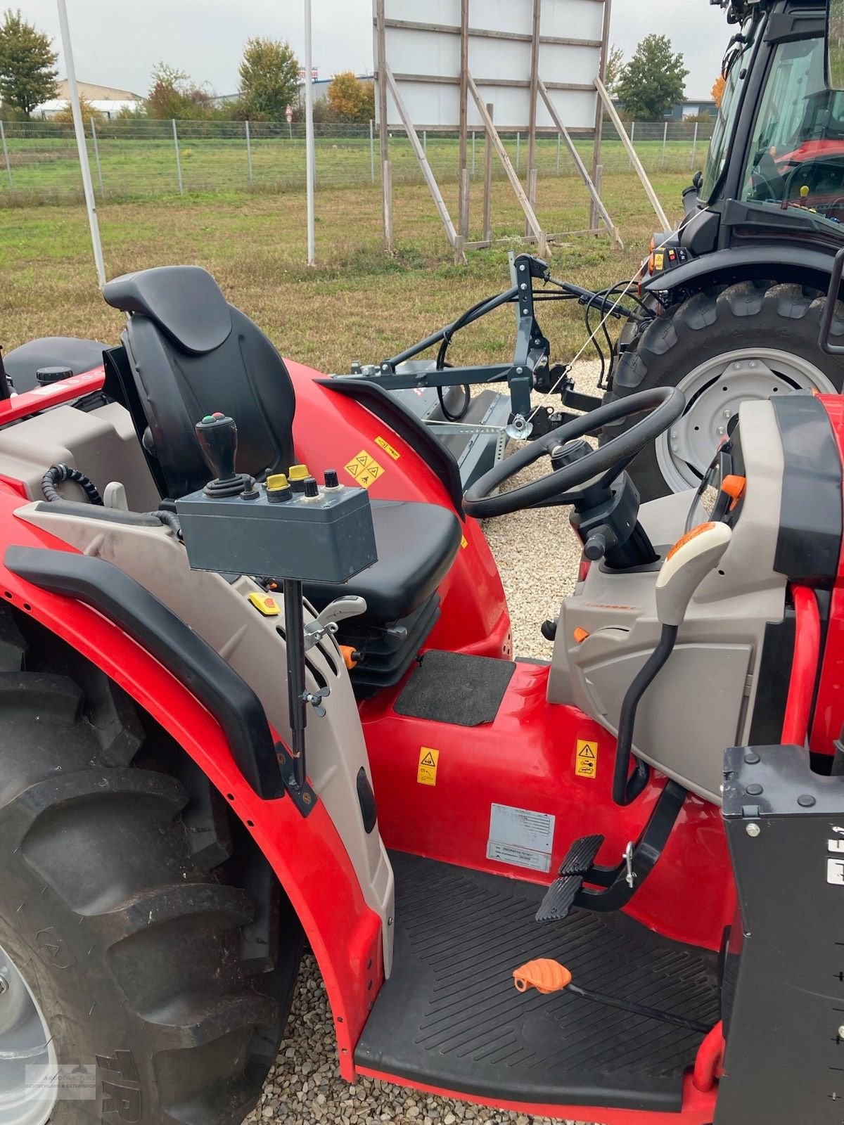 Schmalspurtraktor des Typs McCormick X4.50 F, Gebrauchtmaschine in Burgoberbach (Bild 6)