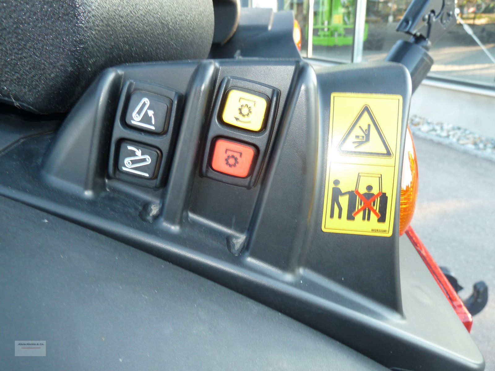 Schmalspurtraktor des Typs McCormick X4.70N, Neumaschine in Tapfheim (Bild 8)