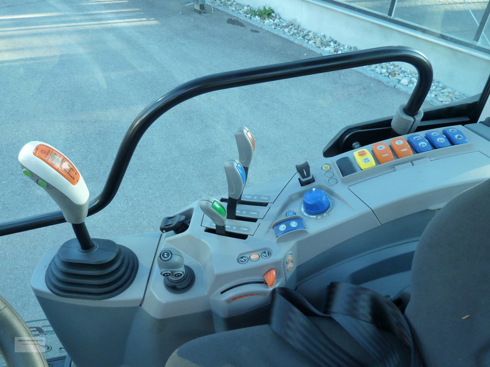 Schmalspurtraktor des Typs McCormick X4.70N, Neumaschine in Tapfheim (Bild 10)