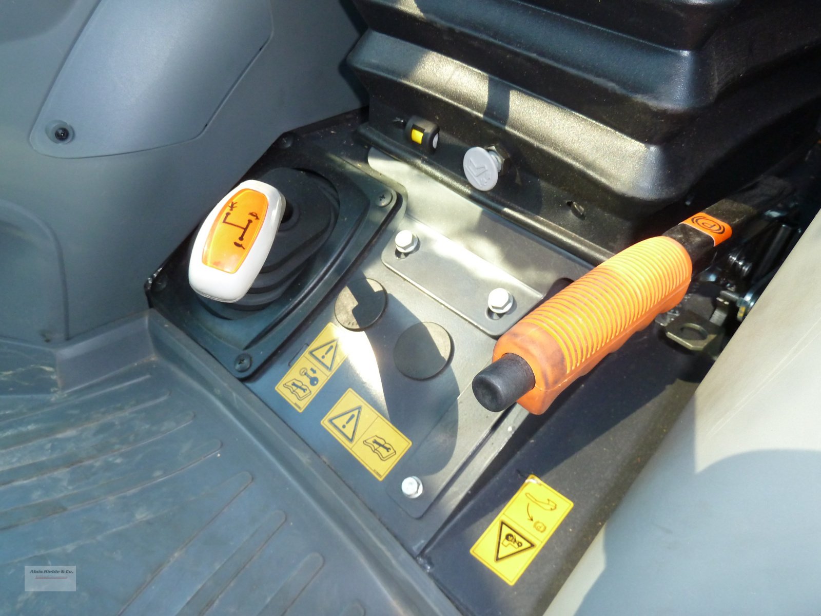 Schmalspurtraktor des Typs McCormick X4.70N, Neumaschine in Tapfheim (Bild 12)