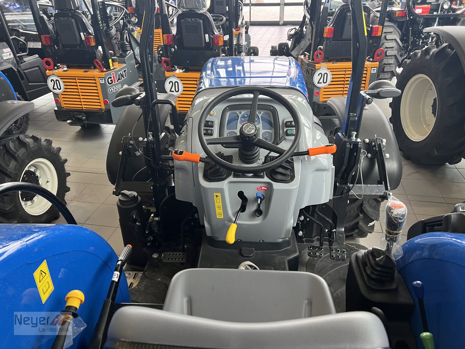 Schmalspurtraktor des Typs New Holland T3.60 Low Profile, Neumaschine in Bad Waldsee Mennisweiler (Bild 8)