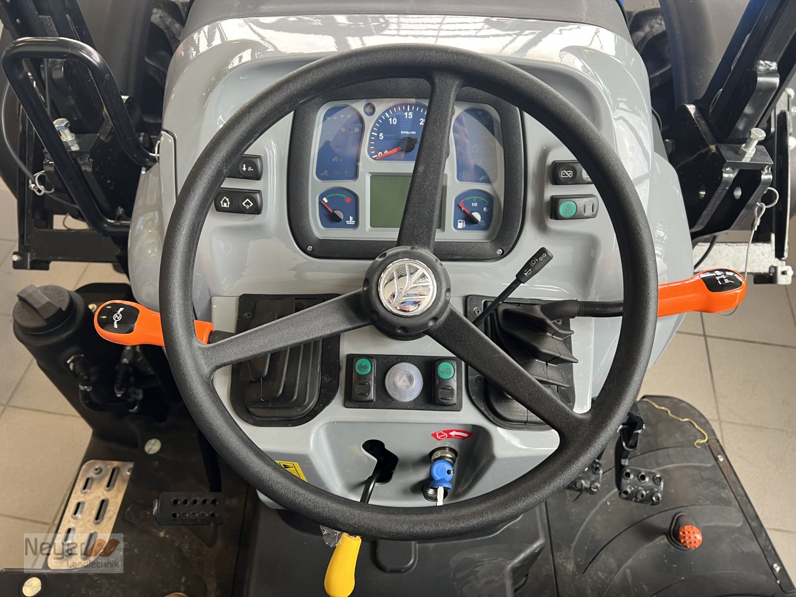 Schmalspurtraktor des Typs New Holland T3.60 Low Profile, Neumaschine in Bad Waldsee Mennisweiler (Bild 9)