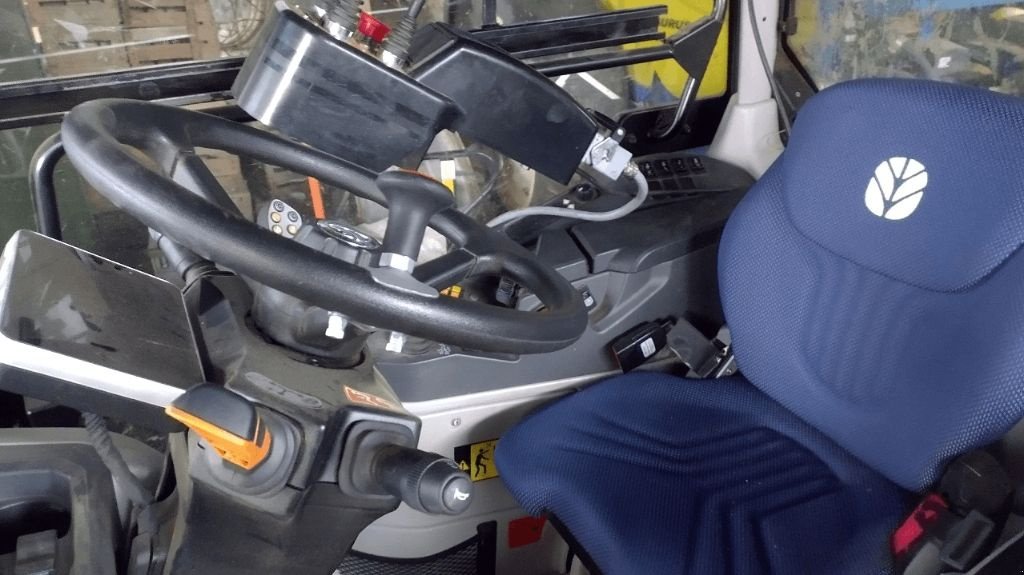 Schmalspurtraktor typu New Holland T4 120F, Gebrauchtmaschine v ENNEZAT (Obrázek 6)