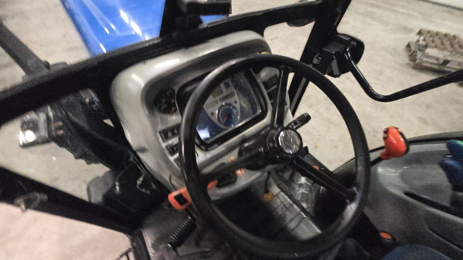 Schmalspurtraktor of the type New Holland T4050F, Gebrauchtmaschine in Deurne (Picture 4)