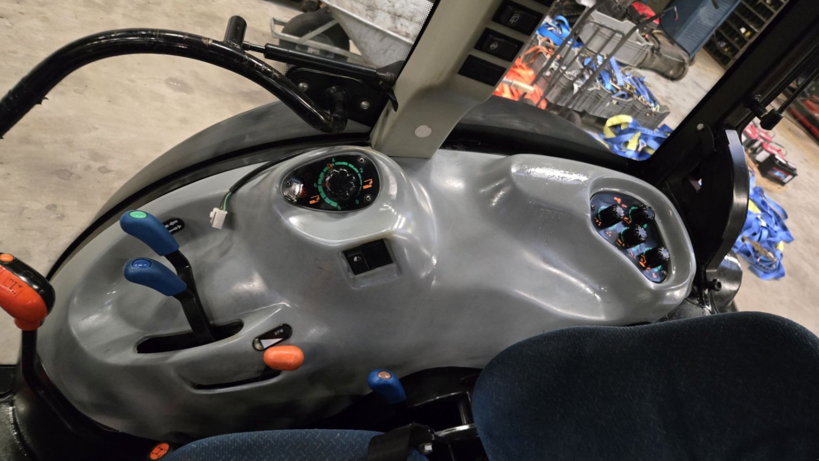 Schmalspurtraktor of the type New Holland T4050F, Gebrauchtmaschine in Deurne (Picture 5)