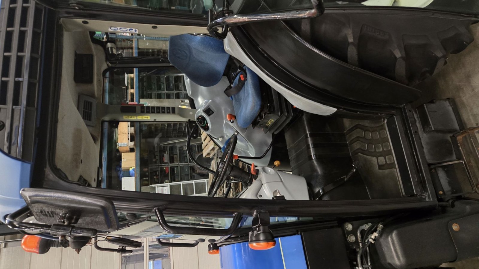 Schmalspurtraktor of the type New Holland T4050F, Gebrauchtmaschine in Deurne (Picture 8)