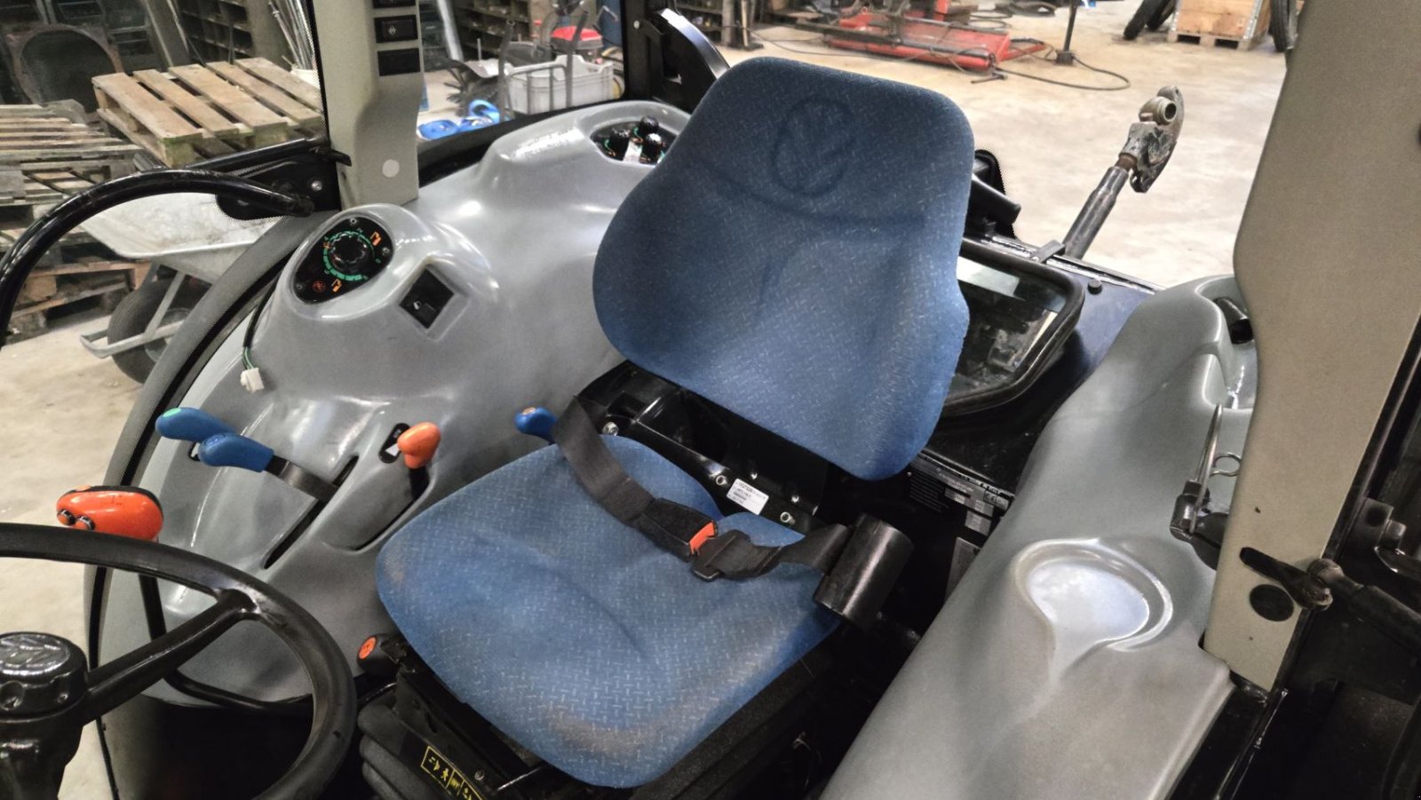 Schmalspurtraktor of the type New Holland T4050F, Gebrauchtmaschine in Deurne (Picture 7)