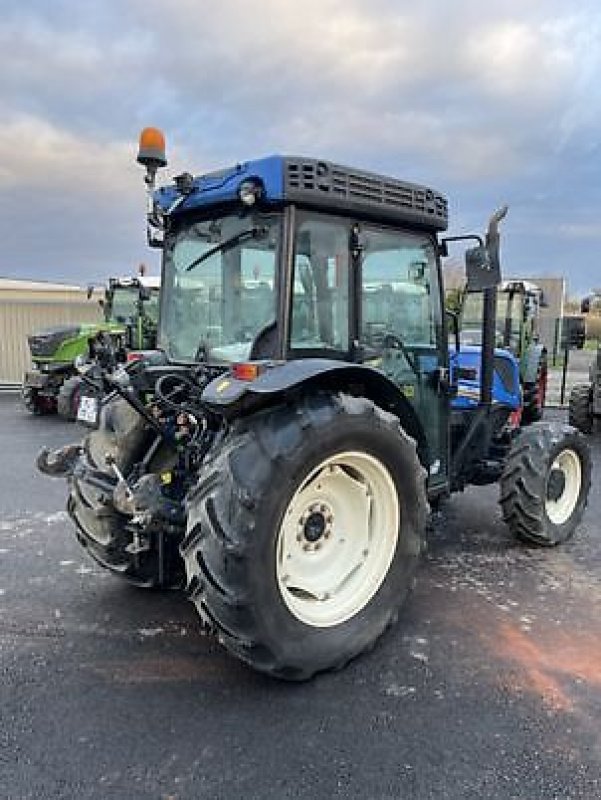 Schmalspurtraktor des Typs New Holland T4.100F, Gebrauchtmaschine in Carcassonne (Bild 3)