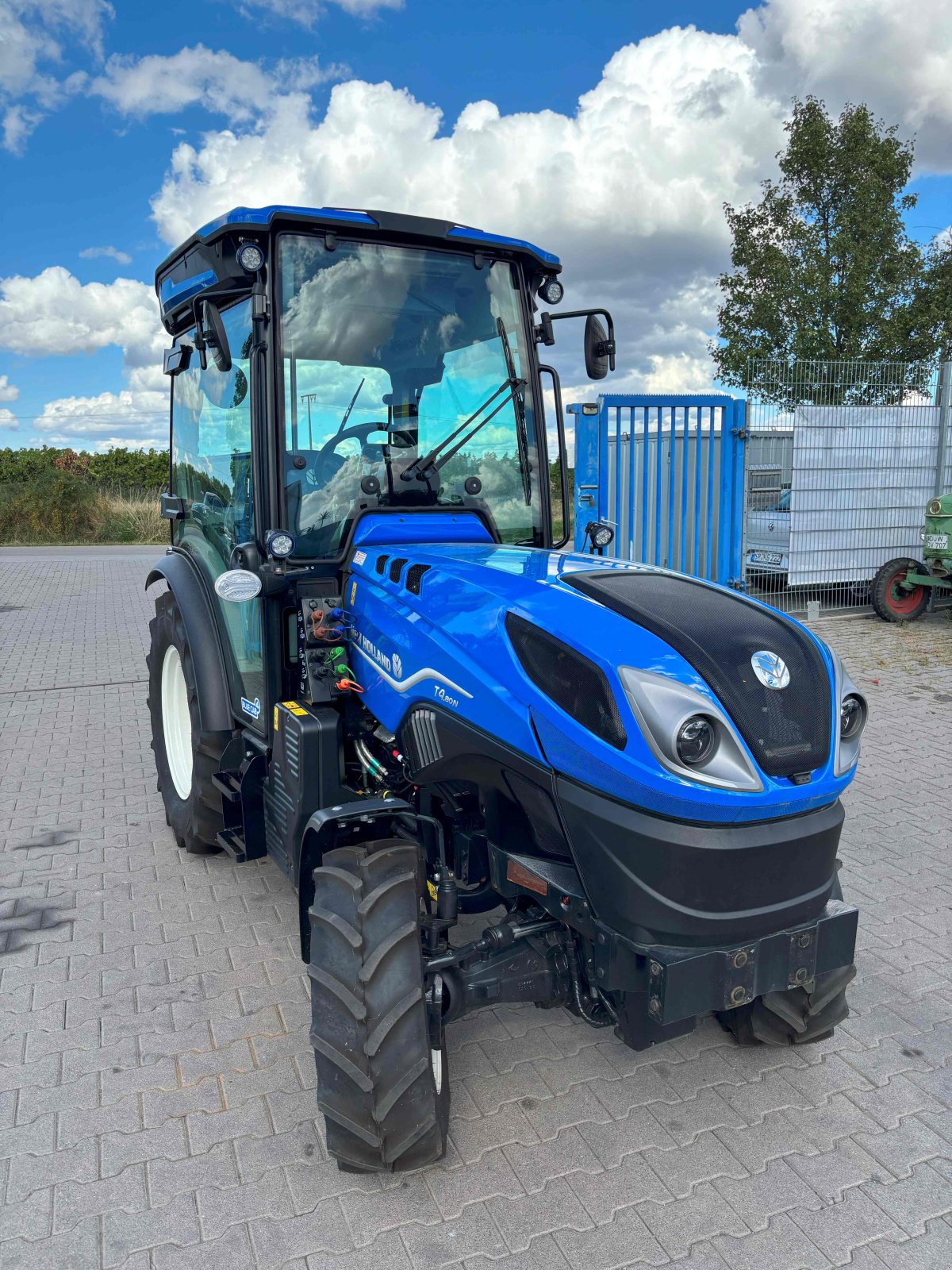 Schmalspurtraktor des Typs New Holland T4.80N, Neumaschine in Niederkirchen (Bild 1)