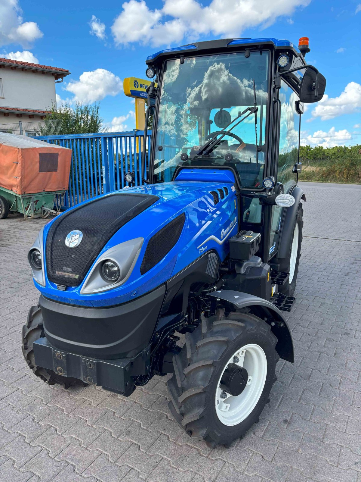 Schmalspurtraktor des Typs New Holland T4.80N, Neumaschine in Niederkirchen (Bild 2)
