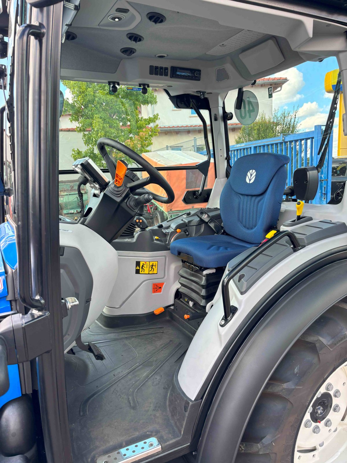 Schmalspurtraktor des Typs New Holland T4.80N, Neumaschine in Niederkirchen (Bild 3)