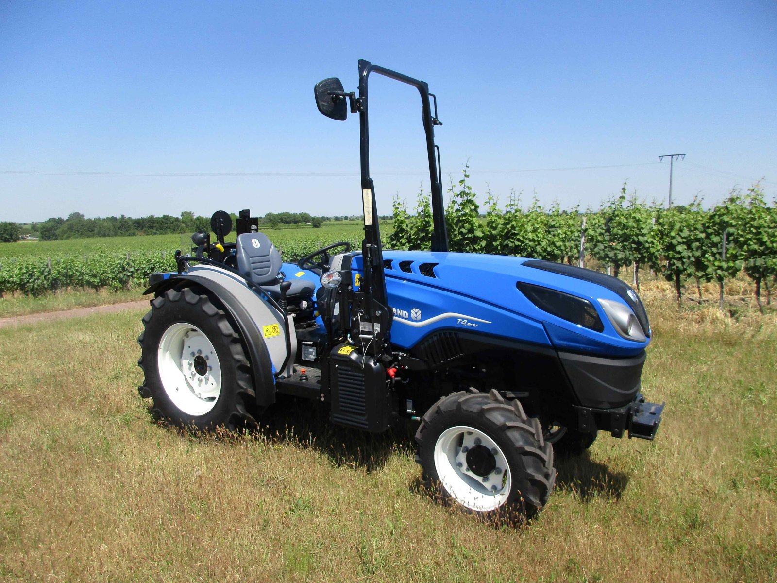 Schmalspurtraktor des Typs New Holland T4.80V, Neumaschine in Niederkirchen (Bild 2)