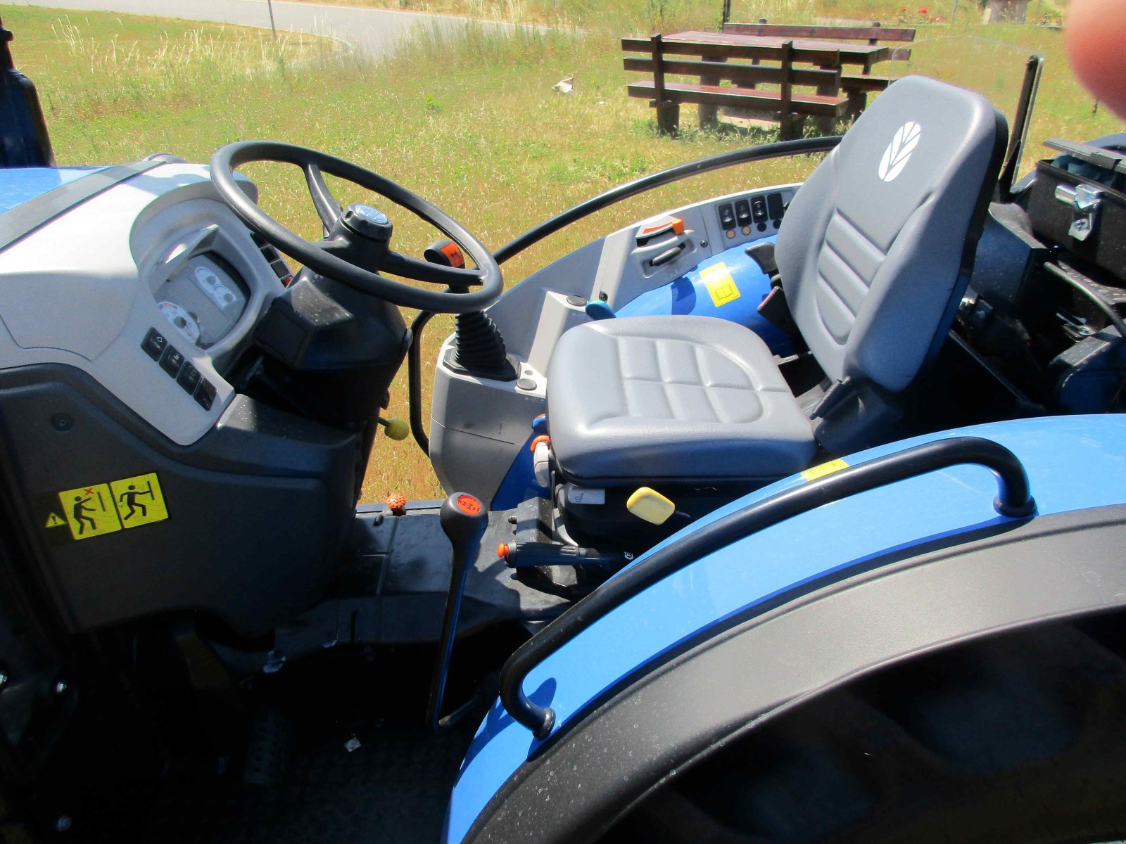 Schmalspurtraktor des Typs New Holland T4.80V, Neumaschine in Niederkirchen (Bild 3)